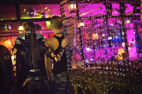 Quang cảnh chờ khách tới hộp đêm trước khi buổi diễn bắt đầu.