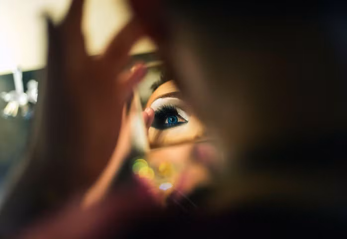 Kẻ mắt, đánh phấn, thay đổi phục trang… là những việc cần làm của các nghệ sĩ trước giờ diễn.