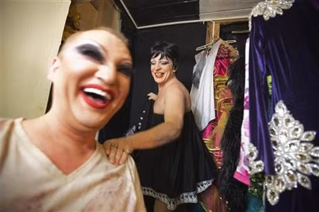 Một vài ngày trước đó, giới chức nơi đây đã thiết lập "vòng an ninh thép” để đảm bảo sự kiện Sochi diễn ra suôn sẻ. Chưa kể, luật “chống tuyên truyền đồng tính” đã được ban hành. Do vậy, hai vấn đề trên gây ít nhiều ảnh hưởng tới hoạt động của Mayak.