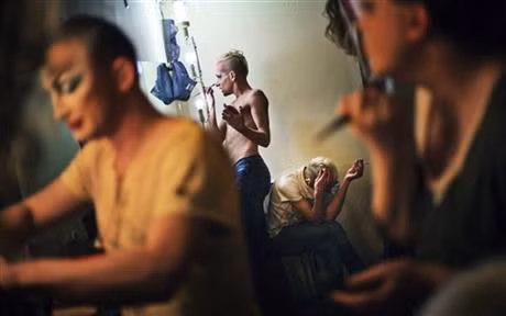 Vào đầu tháng 1, khoảng một tháng trước khi Thế vận hội Mùa đông ở Sochi bắt đầu, Andrei Tanichev (là ông chủ của hộp đêm đồng tình Mayak duy nhất ở thành phố này) đã tham gia cuộc họp với giới chức lãnh đạo hội đồng thành phố.