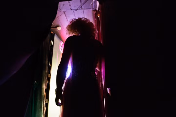 Peneopa đứng sau cánh gà trong khi chờ tới lượt mình biểu diễn.