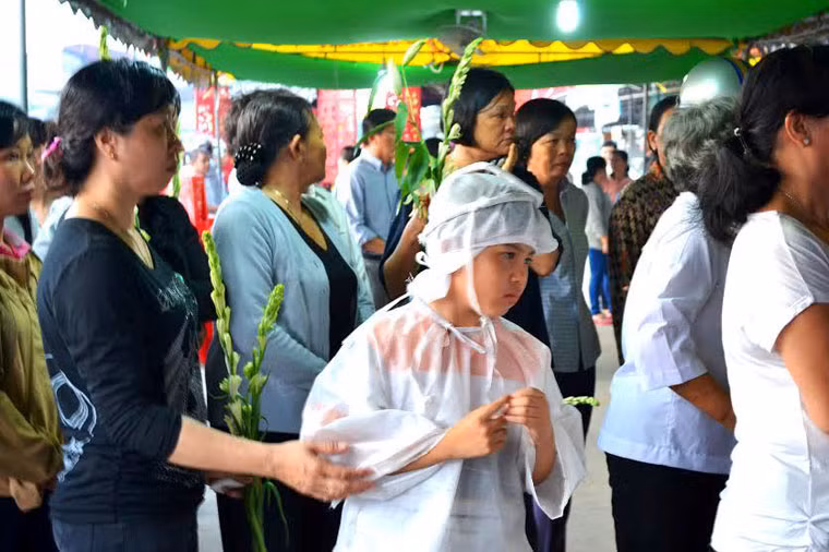 Cháu Đặng Chí Trung (10 tuổi), con của vợ chồng bác sĩ Liên (ngụ TX Kiến Tường, tỉnh Long An) phải chịu cảnh mồ côi cả cha lẫn mẹ.