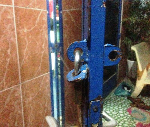 Ổ khóa cửa nhà bà S. bị các tên trộm cắt, đột nhập lấy tài sản.