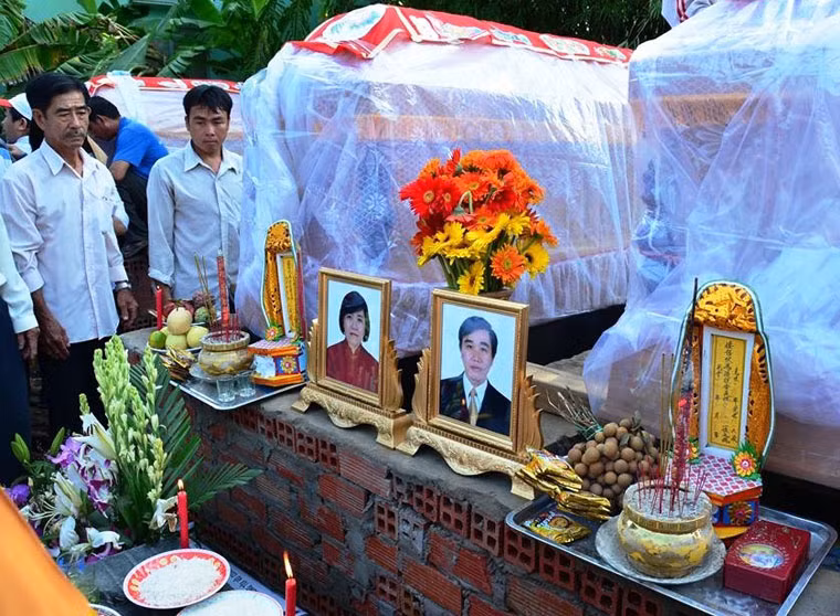 "Họ ra đi cùng giờ, ngày, tháng và giờ thì cùng về đất mẹ và mãi mãi nằm cạnh nhau", người dân bùi ngùi chia sẻ.
