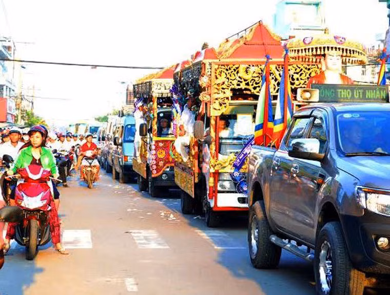 Làn đầu tiên thị xã Kiến Tường chứng kiến cảnh tang tóc thê lương...