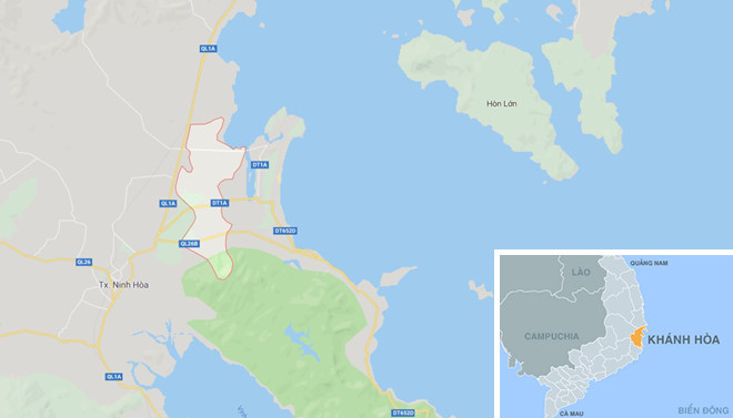 Nha Trang: Xe buyt lao xuong nha dan, hang chuc khach thoat chet-Hinh-2