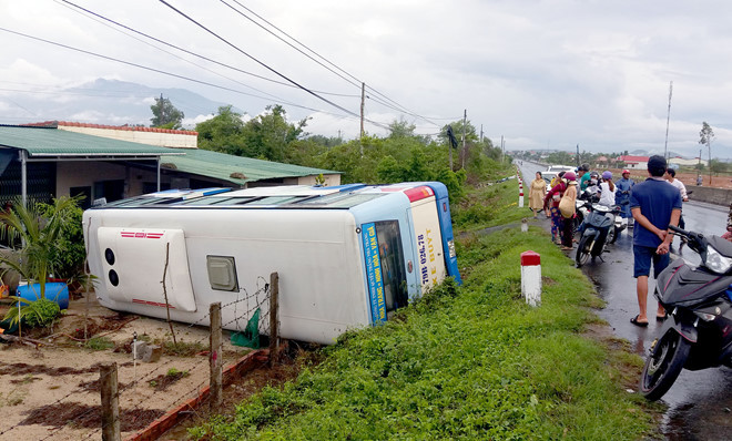 Nha Trang: Xe buyt lao xuong nha dan, hang chuc khach thoat chet