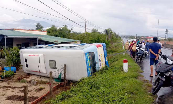 Nha Trang: Xe buyt lao xuong nha dan, hang chuc khach thoat chet