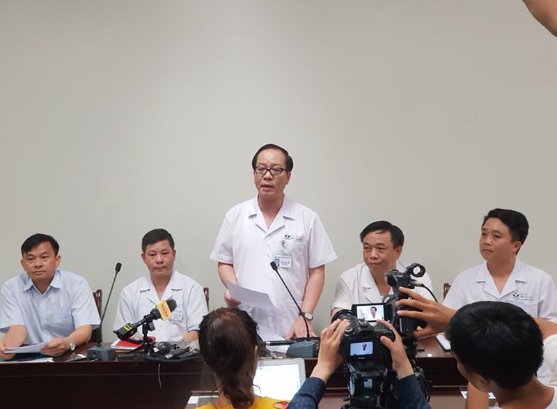 Be 3 tuoi bi bo quen 7 tieng tren xe truong Do Re Mi duoc xuat vien