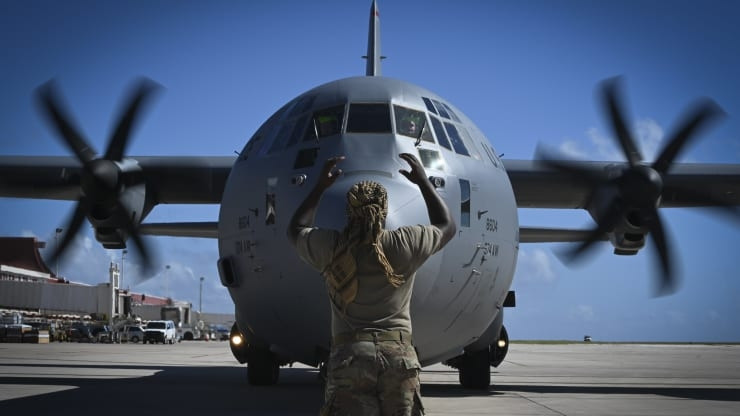 Một binh sĩ thuộc Không quân Mỹ tại sân bay quốc tế Saipan sắp xếp chỗ đậu cho một chiếc C-130J Super Hercules ở Quần đảo Bắc Mariana, tháng 11/2018. (Nguồn: US Air Force)