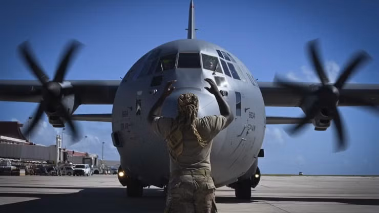 Một binh sĩ thuộc Không quân Mỹ tại sân bay quốc tế Saipan sắp xếp chỗ đậu cho một chiếc C-130J Super Hercules ở Quần đảo Bắc Mariana, tháng 11/2018. (Nguồn: US Air Force)