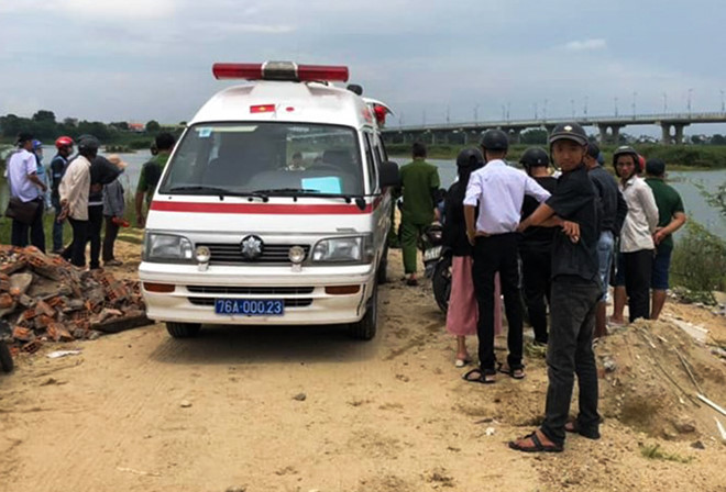 Tam song, nam sinh duoi nuoc do sa chan vao ho sau