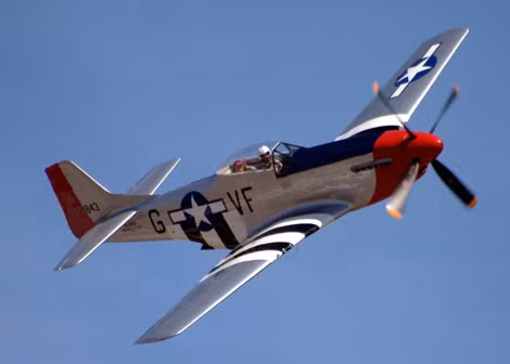 P-51 Mustang với phi công và hành khách ngồi trong khoang lái.