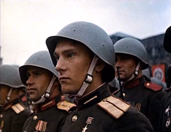 Các chiến sĩ bộ binh trong buổi lễ lịch sử. Ảnh: English Russia.