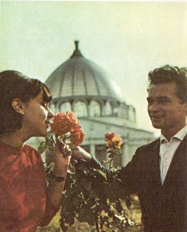 Cặp đôi tại một công viên ở Moscow. Ảnh: Murray Howe.