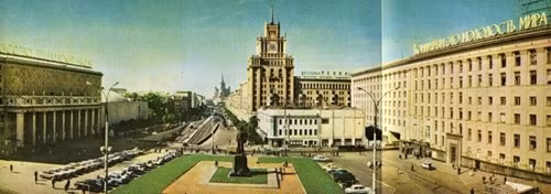 Quảng trường Chiến Thắng. Ảnh: Murray Howe.