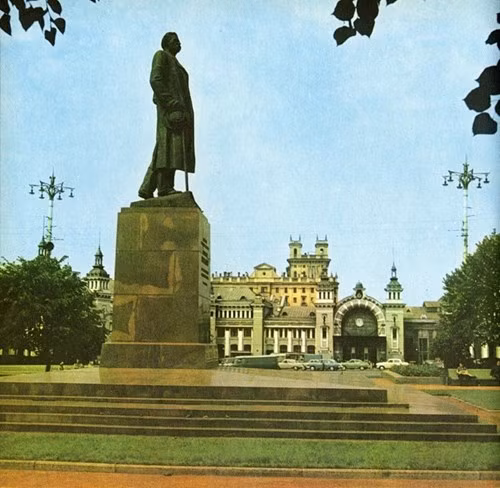 Tượng đài A. Gorky phía ngoài nhà ga Belorussky. Ảnh: Murray Howe. 