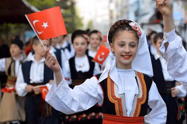Tại Thổ Nhĩ Kỳ, ngày Thiếu nhi là ngày 23/4, tên gọi chính thức là "Ngày lễ Chủ quyền quốc gia và Ngày trẻ em", là một trong những ngày nghỉ lễ quốc gia của đất nước này. Ngày này bắt nguồn từ sự kiện thành lập Quốc hội Thổ Nhĩ Kỳ ngày 23/4/1920, cũng được coi là ngày Thiếu nhi đầu tiên được tổ chức kỷ niệm trên thế giới. Ảnh: Hürriyet Daily News.