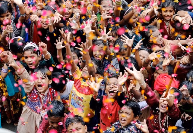 Tại Ấn Độ, ngày Thiếu nhi là ngày 14/11, trùng với ngày sinh của Thủ tướng đầu tiên của quốc gia này, ông Jawaharlal Nehru. Trong sự nghiệp cúa mình, Thủ tướng Nehru nổi tiếng vì tình thương yêu dành cho trẻ em. Ảnh: IBTimes India.