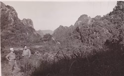 Khung cảnh trên Quốc lộ 18, từ Hòn Gai đi Cẩm Phả. Ảnh: Robert Tison.