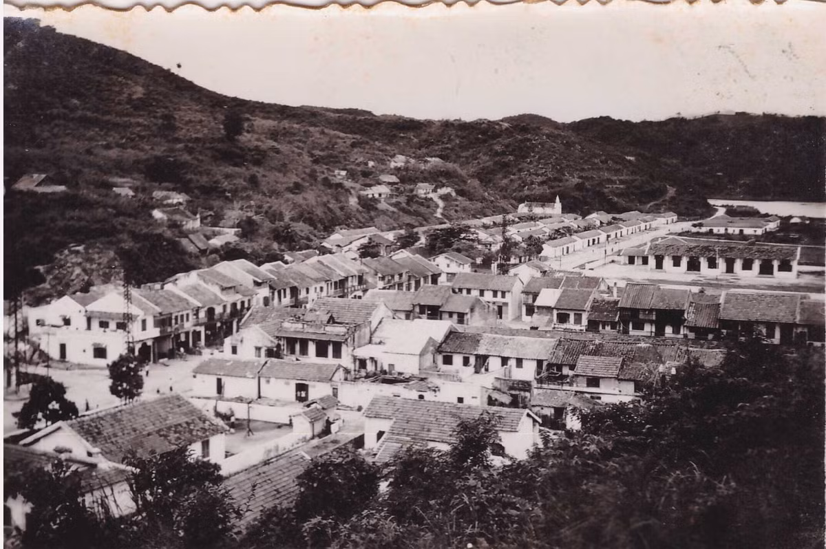 Khu vực trung tâm thị trấn Cẩm Phả năm 1950. Ảnh: Robert Tison.