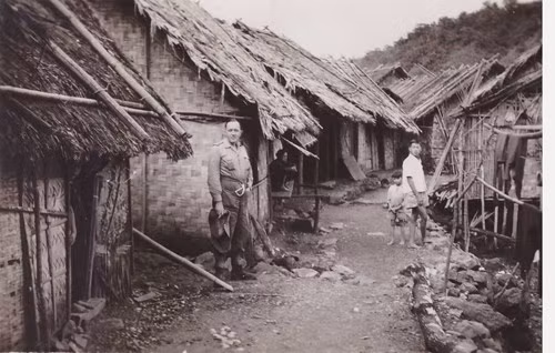 Thôn xóm ở gần cảng Cẩm Phả. Ảnh: Robert Tison.