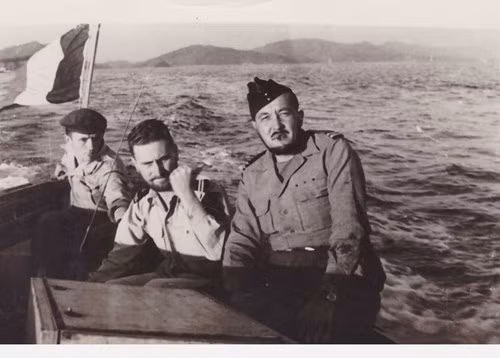 Ông Robert Tison (ngoài cùng bên phải) cùng các sĩ quan Pháp thăm thú vịnh Bái Tử Long. Ảnh: Robert Tison.