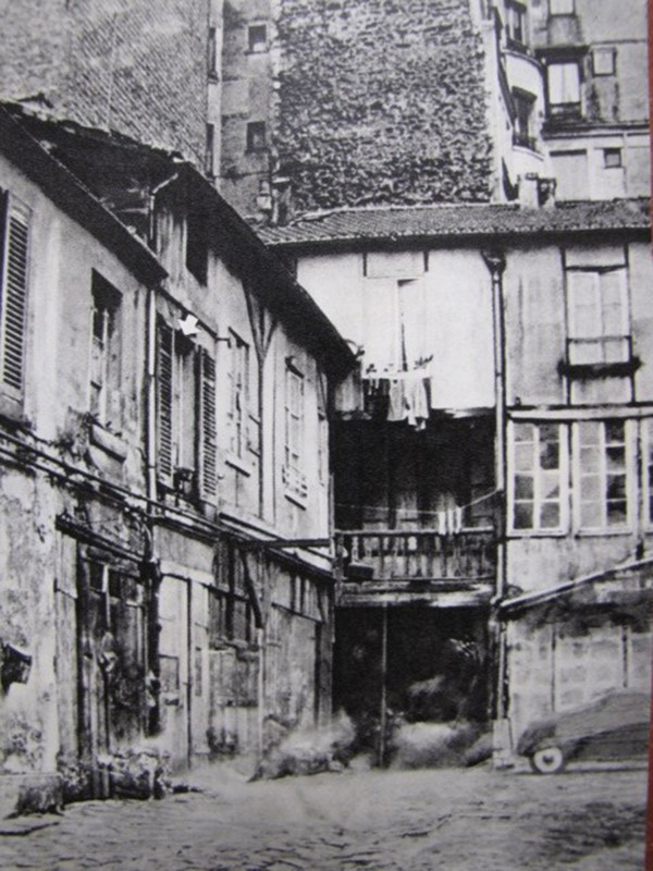 2. Giữa năm 1921, để tiện cho việc hoạt động cách mạng, Bác Hồ đã chuyển sang nơi ở mới là một gian buồng ở ngôi nhà số 9, ngõ Compoint, quận 17, Paris. Người đã ở căn nhà này từ ngày 14/07/1921 - 14/03/1923. Ảnh: Doanthanhnien.vn.