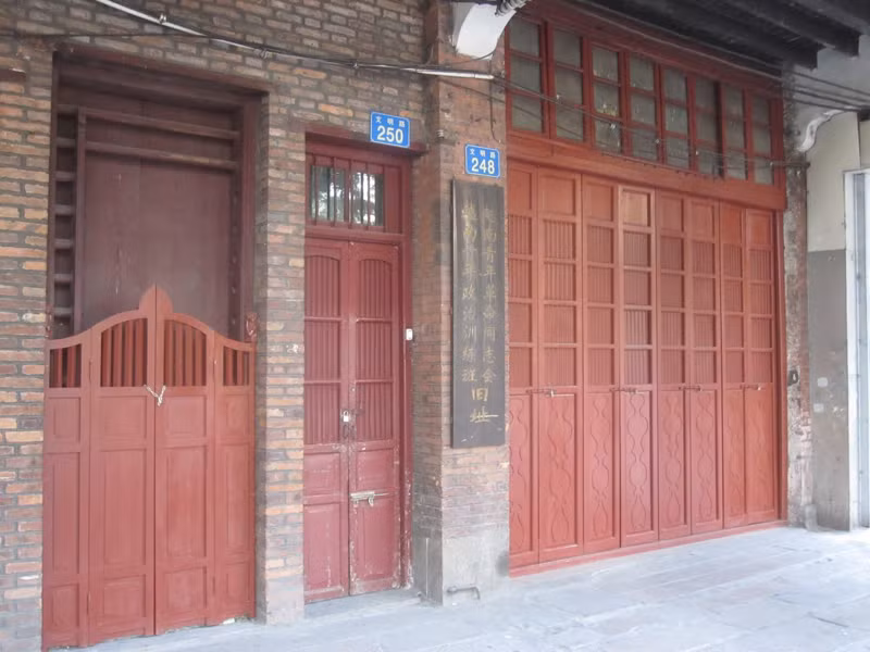 Dưới sự lãnh đạo của Người, Hội đã trở thành nơi đào tạo nhiều cán bộ cốt cán cho sự nghiệp cách mạng giải phóng dân tộc Việt Nam. Cuốn Đường Kách mệnh được Người viết trong giai đoạn này là tập hợp các bài giảng tại các lớp huấn luyện chính trị của Hội Việt Nam Cách mạng Thanh niên. Ảnh: Thế Giới Di Sản.