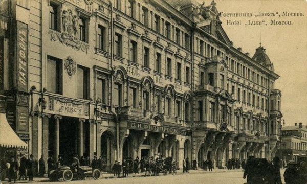 3. Năm 1923, Bác Hồ tới thủ đô Moscow của Liên Xô để tham gia các hoạt động của Quốc tế Cộng sản. Từ cuối năm 1923 đến đầu năm 1924. Người đã sống và làm việc tại phòng số 311, tầng 3 của khách sạn Lux, số 10 phố Tverskaya (nay là khách sạn Hilton Moscow Tverskaya Lux). Ảnh: Krasnaya-msk.ru.