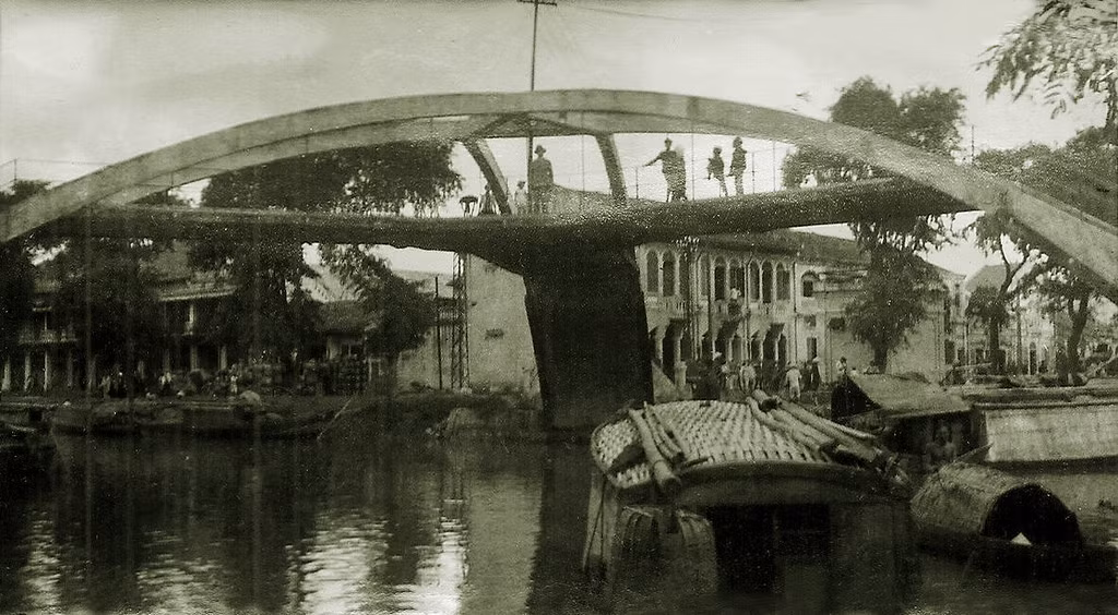 Do nằm ở nơi giao thương đường thủy tấp nập của Chợ Lớn xưa, cầu chỉ có một vòm nhịp nhằm tạo khoảng không cho ghe thuyền qua lại. Ảnh: Flickr.