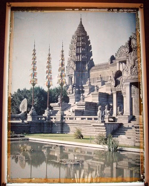 Cận cảnh phiên bản đền Angkor ở Paris.