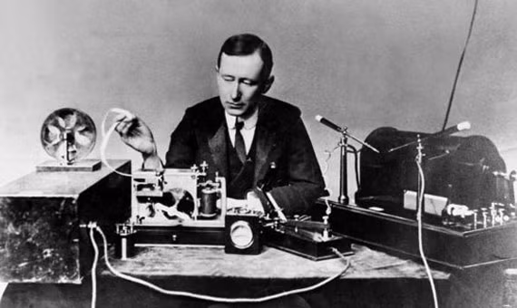  1. Vụ tấn công máy điện báo Marconi (1903) được coi là vụ tấn công mạng đầu tiên trong lịch sử. Theo đó, trong một cuộc trình diễn máy điện báo không dây Guglielmo Marconi, một nhân viên điện báo thực hiện gõ các mã Morse để gửi đi một bài thơ. Tuy nhiên, bài thơ đã bị một kẻ phá hoại thay bằng những nội dung nhạo báng. Ảnh: BBVA OpenMind.