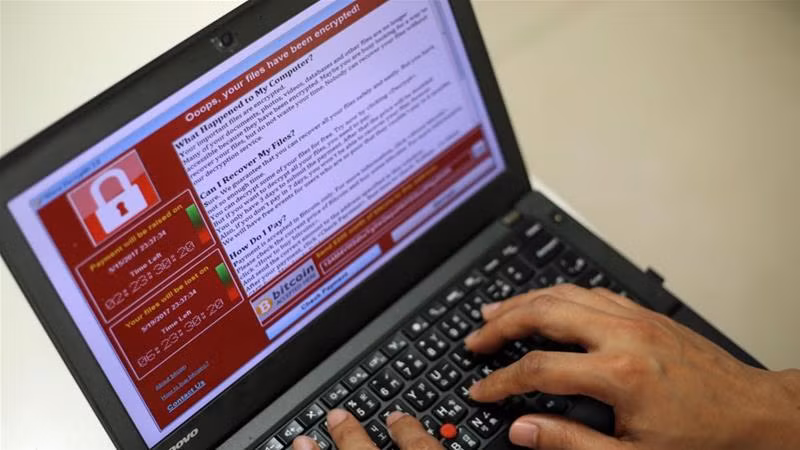 12. Tháng 5/1917, mã độc tống tiền WannaCry đã lan truyền mạnh trên các máy tính sử dụng hệ điều hành Microsoft Windows. Nạn nhân của mã độc này sẽ bị khóa các dữ liệu trong máy tính và phải thanh toán tiền chuộc từ 300 tới 600 Euro bằng bitcoin để khôi phục. Trong 3 ngày, WannaCry đã lây nhiễm trên 230.000 máy tính ở 150 quốc gia. Đây được coi là vụ tấn công mạng quy mô nhất từ trước đến nay. Ảnh: Al Jazeera.