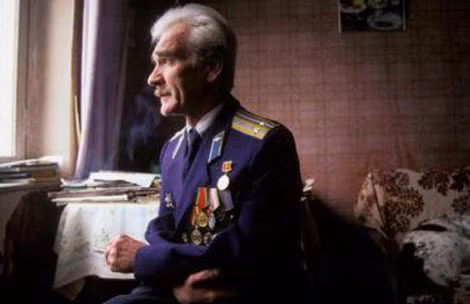 Trung tá Petrov đã ngăn chặn cuộc chiến tranh hạt nhân, nhưng mãi cho tới gần đây ông mới được nhận phần thưởng và được vinh danh vì hành động tuyệt vời của mình.