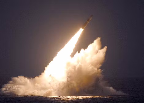 Tên lửa đạn đạo liên lục địa phóng từ tàu ngầm Trident D5.