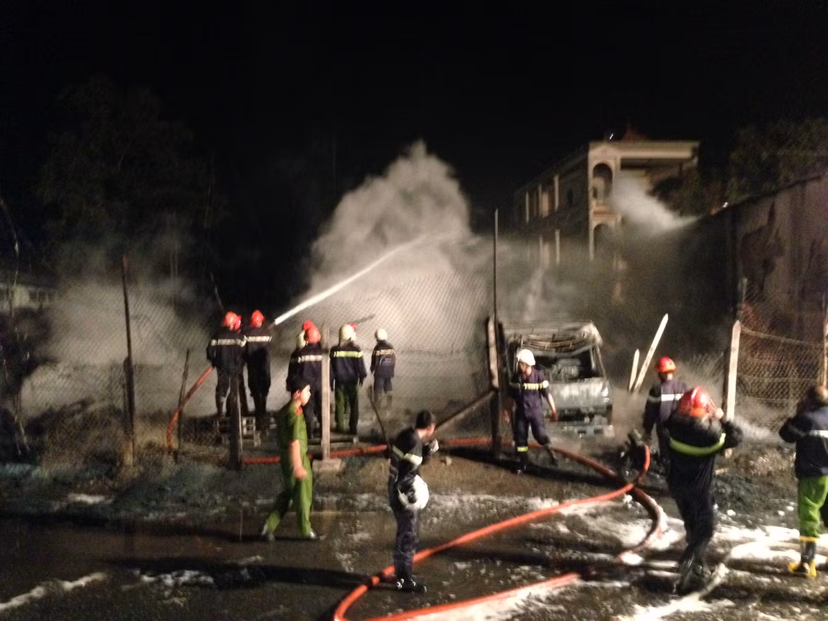 Ngay khi nhận được tin báo, gần 10 xe cứu hỏa của PCCC quận 9 đã có mặt tại hiện trường.