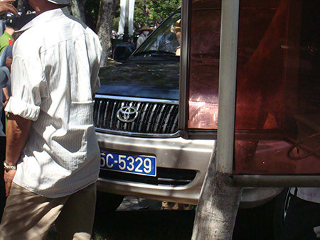 Vào 1 4h ngày 5/7/2012, tại TP.Huế, xe ô tô biển màu xanh BKS 75C-5329 đang lưu thông trên đường Nguyễn Huệ thì bất ngờ tông vào xe máy BKS 75C-6063 do một người đàn ông điều khiển. Cú va chạm khiến chiếc xe máy bị nát bét, phần đầu, vành xe bị hư hại hoàn toàn. Chiếc xe ô tô sau đó đâm vào gốc cây ở trước trụ sở công ty bảo hiểm Bảo Việt.