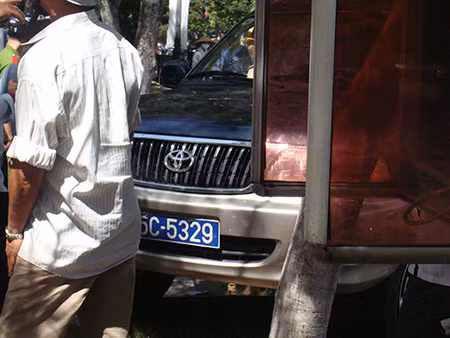 Vào 1 4h ngày 5/7/2012, tại TP.Huế, xe ô tô biển màu xanh BKS 75C-5329 đang lưu thông trên đường Nguyễn Huệ thì bất ngờ tông vào xe máy BKS 75C-6063 do một người đàn ông điều khiển. Cú va chạm khiến chiếc xe máy bị nát bét, phần đầu, vành xe bị hư hại hoàn toàn. Chiếc xe ô tô sau đó đâm vào gốc cây ở trước trụ sở công ty bảo hiểm Bảo Việt.