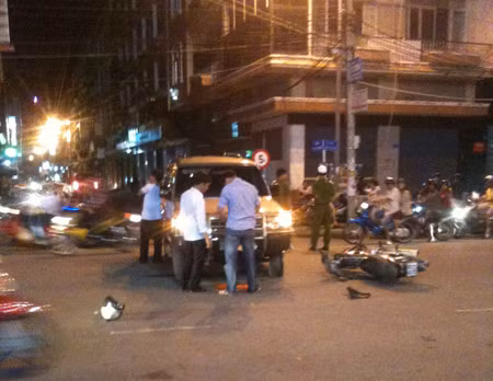 Tối 24/11/2012, xe ô tô biển xanh BKS 65E – 8999 của Công an TP Cần Thơ đã va chạm mạnh với mô tô mang BKS 65P8-3876, do phóng viên cầm lái và tố bị công an hành hung. Tiếp xúc với báo chí, Thượng tá Nguyễn Minh Chí – Phó trưởng Công an quận Ninh Kiều nói: “Khi phóng viên Đức Khánh bị tấn công thì lực lượng công an đã rời khỏi hiện trường sau khi hoàn tất công việc của mình nên không chứng kiến”. Tuy nhiên, đoạn clip quay lại vụ tai nạn thể hiện rõ có nhiều công an áo xanh đang có mặt tại hiện trường.