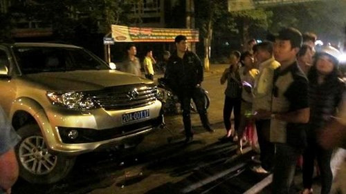 Vào 23h tối 7/11/2013, tại TP Thái Nguyên đã xảy ra 1 vụ tai nạn giữa xe ô tô biển xanh BKS 20A – 00117 và xe máy BKS 20G1 – 12757 khiến hai người tử vong sau khi đi cấp cứu tại Bệnh viện Đa khoa TW Thái Nguyên. Xác nhận với PV Kiến Thức, Chánh văn phòng sở Ngoại vụ Thái Nguyên, bà Đặng Thị Kim Oanh cho biết, chiếc xe ô tô mang BKS 20A – 001.17 gây tai nạn là xe của cơ quan này.