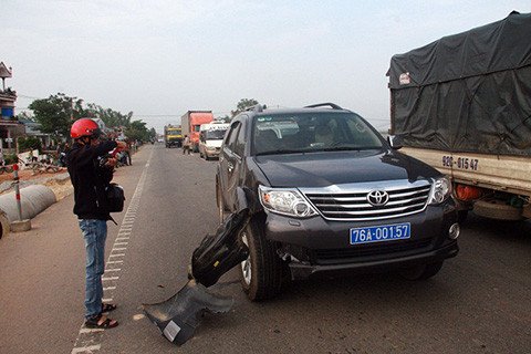 Trước đó, lúc 14h40 ngày 9/12/2013, trên quốc lộ 1A đoạn qua thôn Thuận An, xã Tam An, huyện Phú Ninh, Quảng Nam, một người đàn ông lớn tuổi điều khiển xe máy biển kiểm soát 47FB-8079 bị chiếc xe ô tô biển kiểm soát 76A-001.57 (được xác định là xe của Huyện ủy huyện Tây Trà, Quảng Ngãi), do tài xế Nguyễn Văn Thì điều khiển hướng Đà Nẵng - Quảng Ngãi, va mạnh vào xe, khiến người đàn ông đi xe máy bị thương nặng, được đưa đi cấp cứu trong tình trạng nguy kịch. Xe máy và phần đầu ô tô bị hư hỏng nặng.