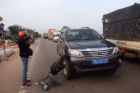 Trước đó, lúc 14h40 ngày 9/12/2013, trên quốc lộ 1A đoạn qua thôn Thuận An, xã Tam An, huyện Phú Ninh, Quảng Nam, một người đàn ông lớn tuổi điều khiển xe máy biển kiểm soát 47FB-8079 bị chiếc xe ô tô biển kiểm soát 76A-001.57 (được xác định là xe của Huyện ủy huyện Tây Trà, Quảng Ngãi), do tài xế Nguyễn Văn Thì điều khiển hướng Đà Nẵng - Quảng Ngãi, va mạnh vào xe, khiến người đàn ông đi xe máy bị thương nặng, được đưa đi cấp cứu trong tình trạng nguy kịch. Xe máy và phần đầu ô tô bị hư hỏng nặng.