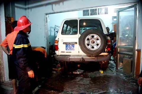 Khoảng 21h30 ngày 7/10/2011, xe ô tô biển xanh loại 7 chỗ BKS 23C-0537 đã bất ngờ lao thẳng vào phòng khách của một ngôi nhà ở thành phố Hà Giang, tỉnh Hà Giang, đâm chết chủ nhà khi bà đang ngồi làm việc bên máy tính. Cơ quan công an xác định, chiếc xe gây tai nạn là tài sản thuộc quyền quản lý của Sở Tài chính tỉnh Hà Giang, từ tháng 6/2011 đã được điều chuyển cho Quỹ bảo lãnh tín dụng doanh nghiệp vừa và nhỏ, là cơ quan trực thuộc UBND tỉnh Hà Giang.