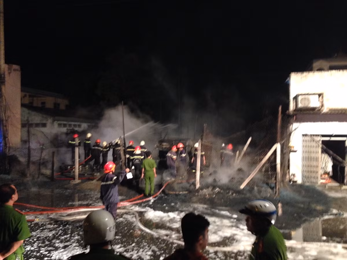 Kho chứa hàng ngàn balet nhựa bỗng dưng bốc cháy dữ dội, cột lửa cao hàng chục mét.