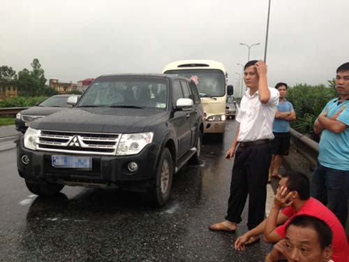 Khoảng 17h45 chiều 28/7, trên tuyến Quốc lộ 1B Cầu Giẽ - Pháp Vân, đoạn qua huyện Thường Tín, Hà Nội xảy ra vụ va chạm giao thông liên hoàn giữa 5 xe ô tô, trong đó có 1 xe biển số xanh 7 chỗ "châm ngòi" tai nạn mang BKS 38A – 00559, đã bất ngờ đâm vào phía sau xe Kia morning BKS 30T – 9249. Do trời mưa to, lái xe không làm chủ được tốc độ, nên xe biển xanh tiếp tục bị một xe khách BKS 98B – 00292 đâm phía sau... Xe khách bị xe Kia Carens BKS 29A đâm phía sau và xe Kia bị xe Zace BKS 30V đang chạy cách đó vài mét húc mạnh vào. Cú va chạm liên hoàn khiến cho đầu xe Kia Carens BKS 29A gắn chặt vào đuôi xe khách, nắp capo của chiếc xe này bị cong, vênh, méo móp và kính sau của hai xe Kia morning và biển xe xanh vỡ vụn…