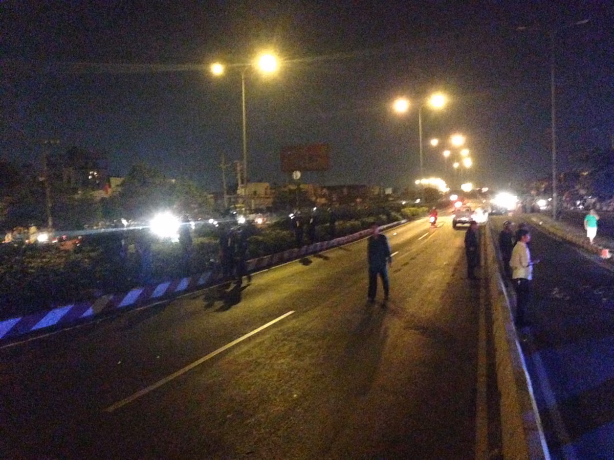 Hiện, toàn bộ tuyến đường trên quốc lộ 1A, quốc lộ 13 và cầu Bình Phước được lực lượng chức năng phong tỏa nhằm cứu hỏa.