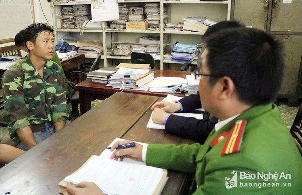 Ong bo o Nghe An lieu trom cua xang mua ao am cho con