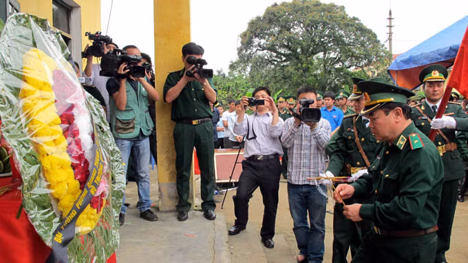 Thiếu tướng Nguyễn Cảnh Hiền, Phó tư lệnh Bộ tư lệnh Bộ đội biên phòng đặt hoa, thắp hương viếng trung tá Nguyễn Minh Đãi. Ảnh: Tuổi Trẻ.