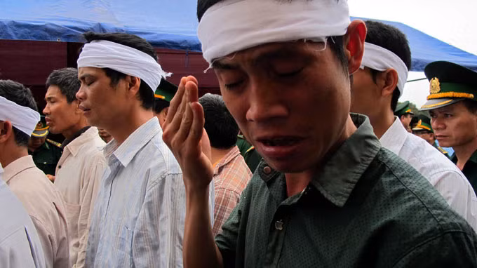 Em trai út của trung tá Nguyễn Minh Đãi là Nguyễn Văn Đã khóc nức nở bên linh cữu người anh cả của mình. Ảnh: Tuổi Trẻ.